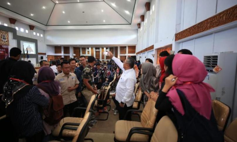 Mendes PDTT Eko Putro Sandjojo, selfi bersama