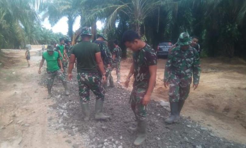 Pengoralan jalan menuju sentra produksi warga Desa Talang Alai
