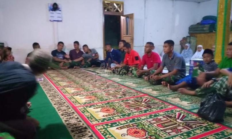 Anggota satgas TMMD Yasinan dan pengajian bersama warga Desa Talang Alai