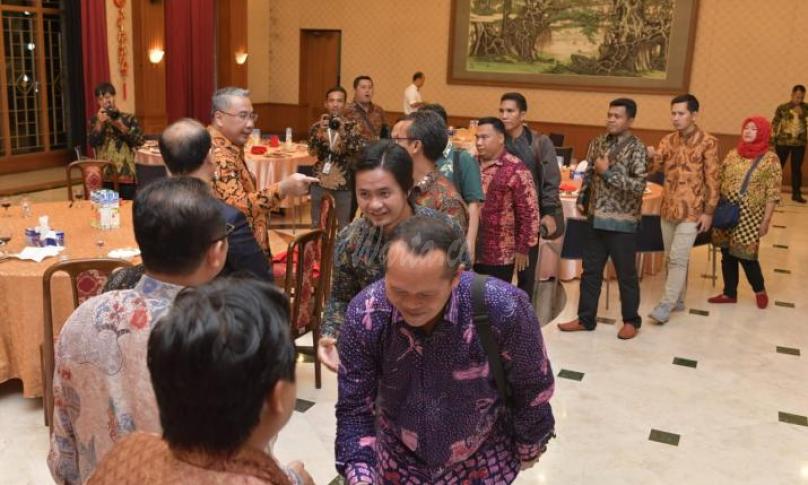 Menteri Desa, PDTT, dan Transmigrasi Eko P Sandjojo bersama Duta Besar Tiongkok untuk Indonesia Xiao Qian melepas para kepala desa, pendamping desa, penggiat desa di Kedubes Tiongkok, Jakarta, Jumat (22/3/2019) Foto: Wening/Kemendes PDTT