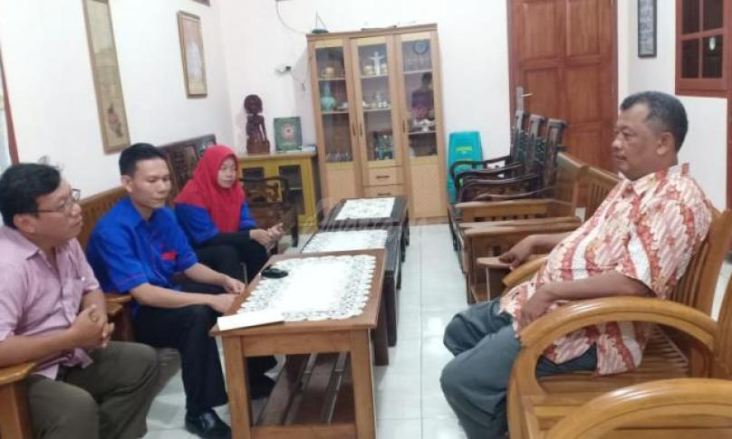 Obrolan santai di sela-sela silaturahmi Ketua AMBO bersama ketua Rumah KMA (Paulus Norodom Sihanaok)