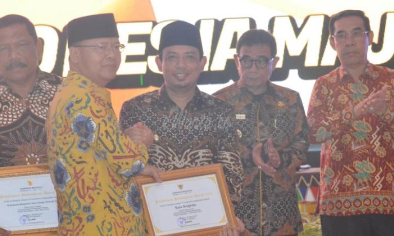 Penyerahan penghargaan oleh Gubernur kepada Wawali Kota Bengkulu, Dedy Wahyudi