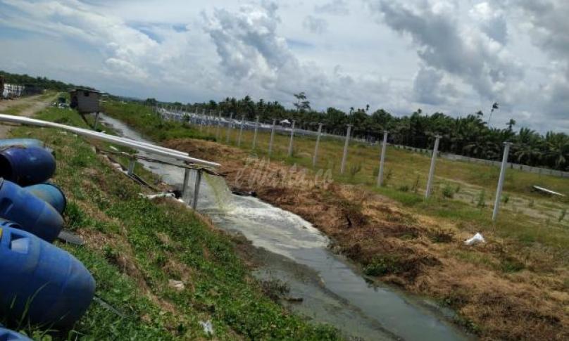Saluran pembuangan limbah milik PT. MTS menuju sungai terdekat