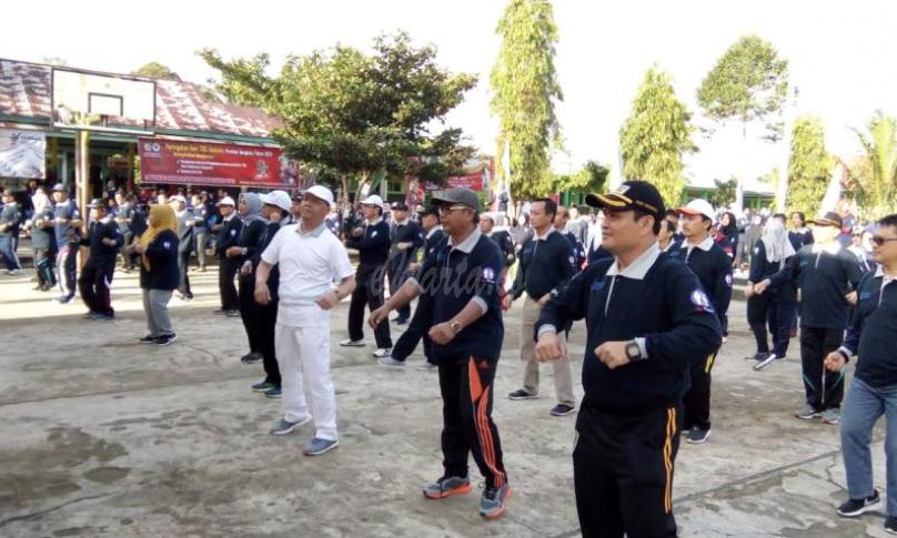 Gubernur Bengkulu (H. Rohidin Mersyah) mengikuti senam Germas di SMPN 1 Ujan Mas Kepahiang, Bengkulu
