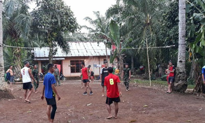 Main Bola Volley menjadi favorit Anggota Satgas TMMD bersama warga
