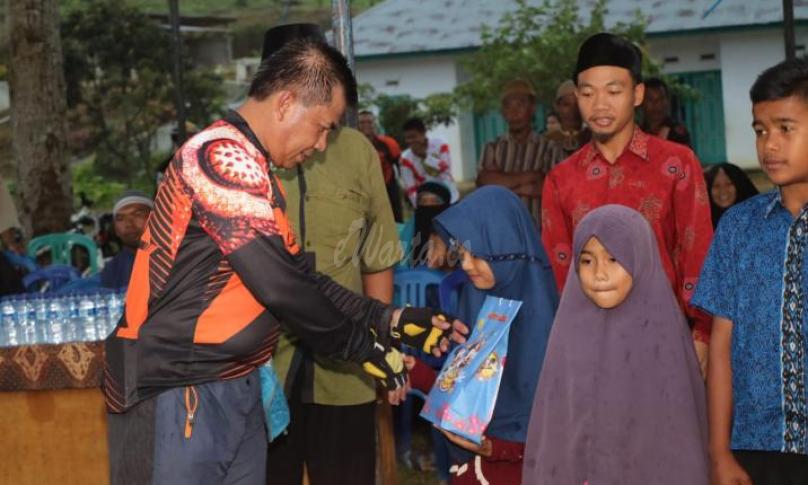 Kapolda menyerahkan santunan kepada anak-anak panti asuhan Anak Sholeh