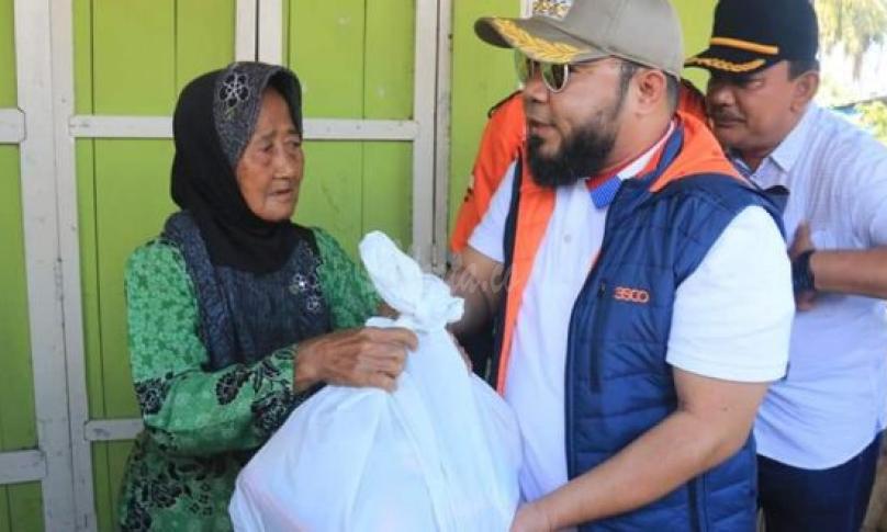 Walikota Bengkulu H. Helmi Hasan menyerahkan bantuan untuk korban banjir
