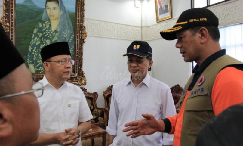 Kepala BNPB yang didampingi BPBD dan Sekda Provinsi Bengkulu, memantau kondisi lapangan di Posko Bentiring Kota Bengkulu dan berlanjut ke Posko di Kabupaten Bengkulu Tengah, selanjutnya gelar Konferensi Pers terkait kondisi terakhir lapangan, di Posko terpadu Kantor BPBD Provinsi Bengkulu.