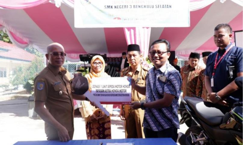 Sesi foto penyerahan bantuan