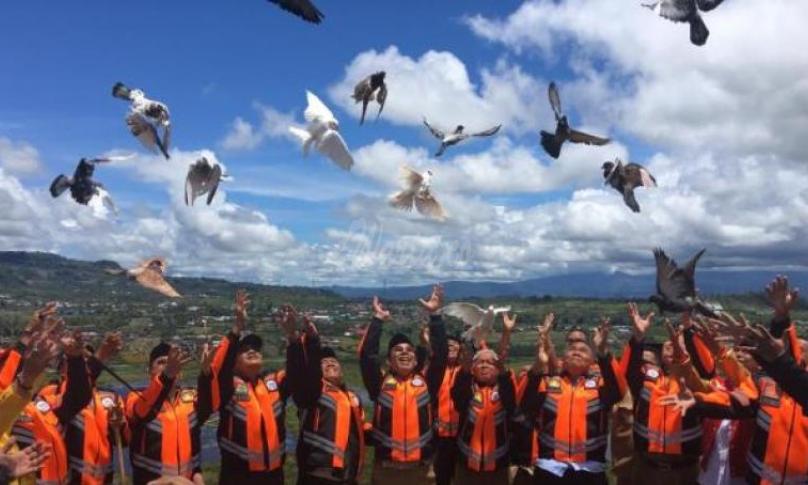 Pelepasan burung merpati sebagai simbol Pemilu Damai