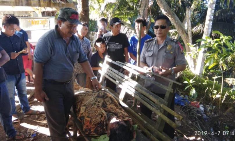 Camat Lais ( Heri Supana) dan anggota Polsek Lais sedang mengurusi jasad korban