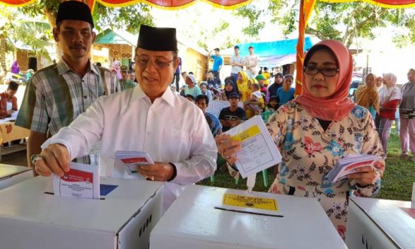 Bupati Seluma, Bundra Jaya beserta istri gunakan hak pilihnya di kampung halaman