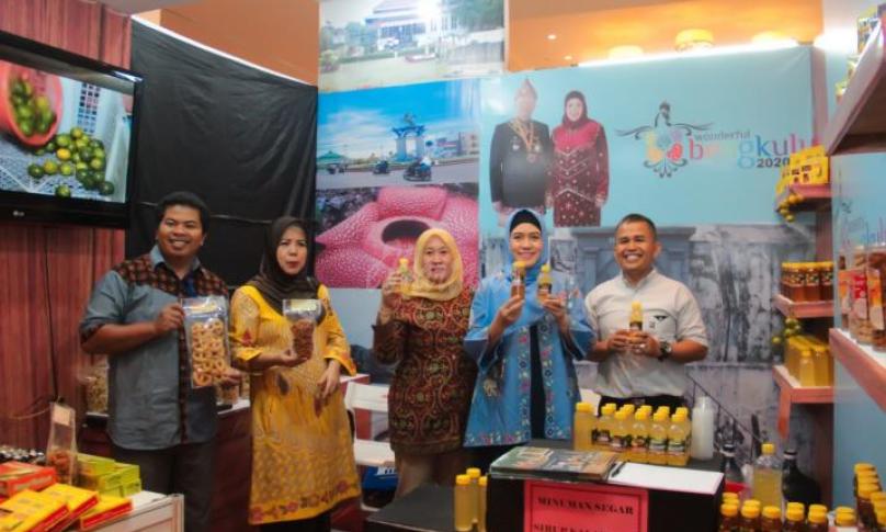 Ketua TP PKK Provinsi Bengkulu (Derta Wahyulin) berswafoto sambil menunjukkan produk unggulan khas Bengkulu