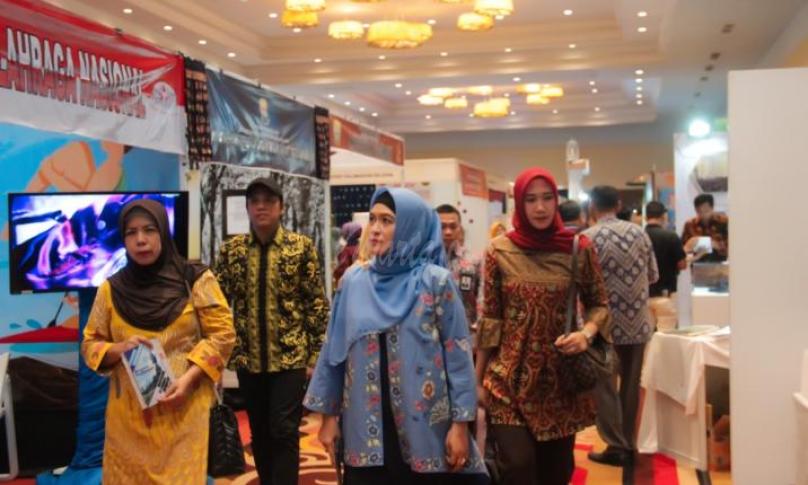 Derta Wahyulin Rohidin Mersyah saat meninjau Stan Expo Nusantara Provinsi Bengkulu