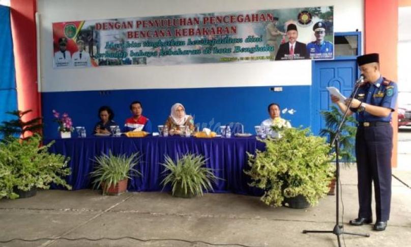 Kadis Damkar Kota Bengkulu Saipul Apandi saat menyampaikan materi penyuluhan 