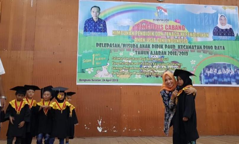 Plt Bupati dan Istri hadiri pelepasan anak didik PAUD di Gedung Pemuda Manna, Bengkulu Selatan
