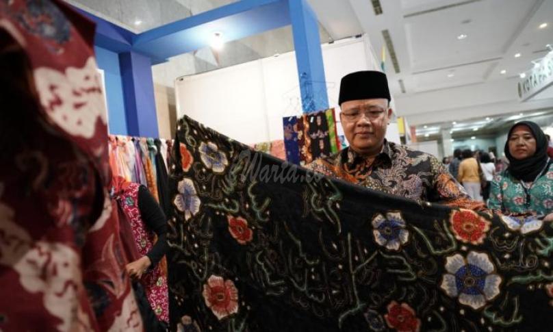 Gubernur Bengkulu (Dr. H Rohidin Mersyah) mengunjungi stand pameran di INACRAF 2019, Jakarta