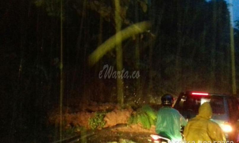 Suasana Lalin di sekitar lokasi tanah longsor
