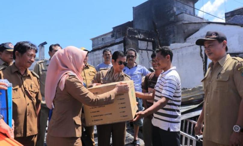 Sekretaris Daerah Bengkulu Selatan (Yudi Satria) menyerahkan bantuan untuk korban kebakaran