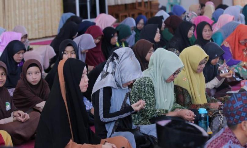 Panitia dan peserta tampak serius mengikuti arahan Asisten III pemda Bengkulu Selatan