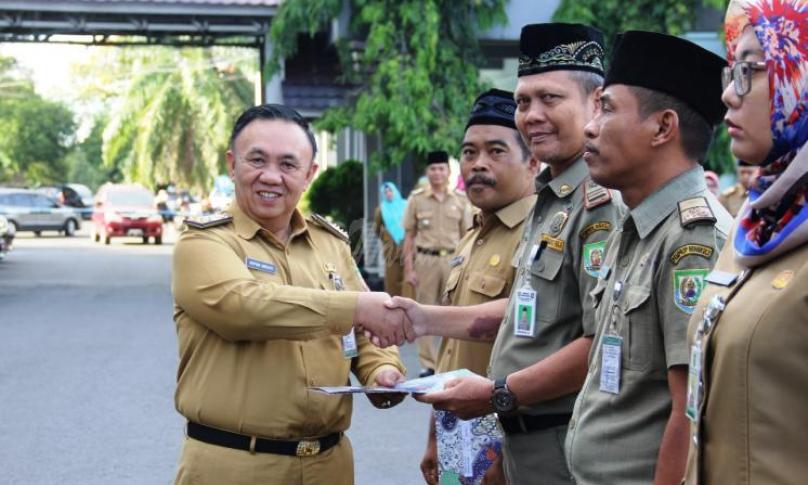 Sekda Provinsi Bengkulu, Nopian Andusti saat memvagikan SK kenaikan pangkat ribuan ASN Pemda Provinsi 