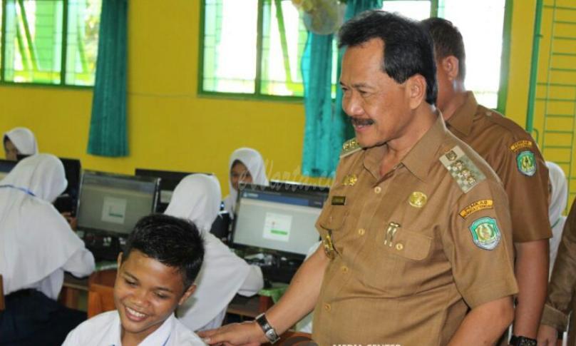 Bupati Benteng (Dr. H. Ferry Ramli) tinjau langsung pelaksanaan UNBK