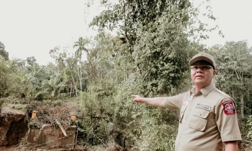 Gubernur Bengkulu (Dr. H Rohidin Mersyah) saat meninjau jembatan yang hancur di Desa Rajak Besi, Bengkulu Tengah 