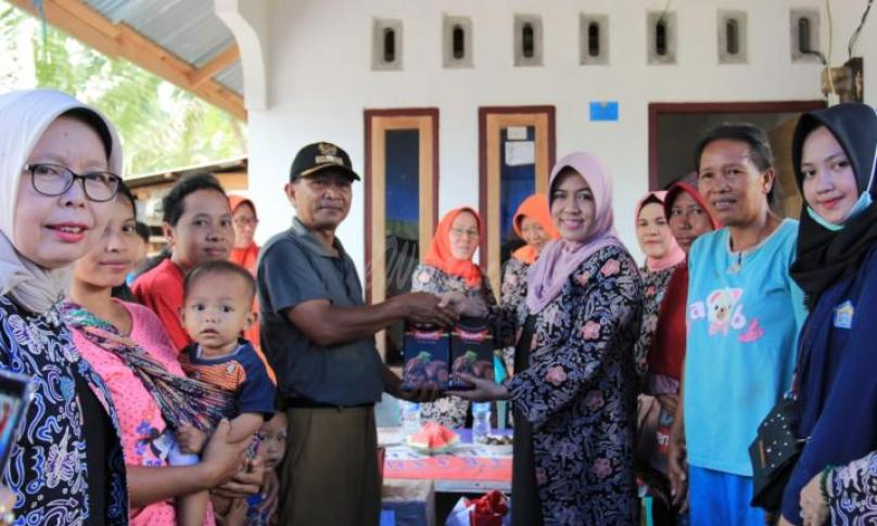 Istri Gubernur Bengkulu (Derta Wahyulin Mersyah) menyerahan bantuan untuk korban banjir