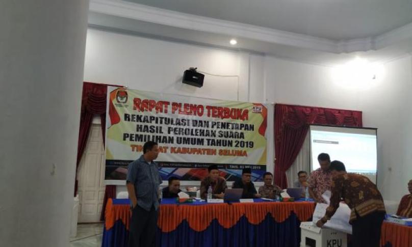 Foto dokumentasi saat pleno rekapitulasi surat suara oleh KPU Kabupaten Seluma