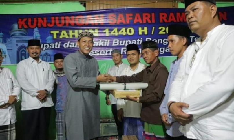 Penyerahan bantuan oleh Kesra Setda Bengkulu Tengah