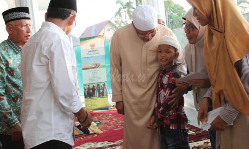 Gubernur Bengkulu (Dr. H Rohidin Mersyah) berbuka puasa bersama lansia dan anak-anak Dhuafa