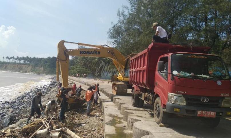 Tumpukan material sampai di sepanjang pantai pasar bawah mulai dibersihkan