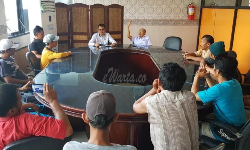 Gusnan Mulyadi, saat menerima dan menampung puluhan pedagang ikan Pasar Ampera dan Pasar Kutau