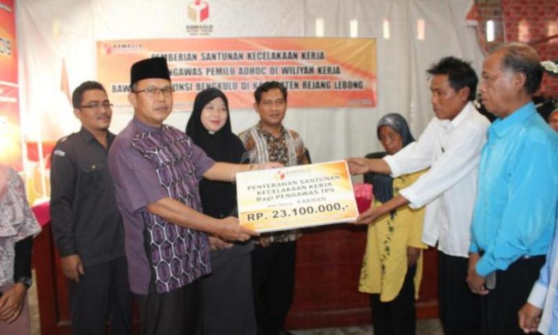 Penyerahan santunan secara simbolis di Aula Kantor Bawaslu Rejang Lebong, Bengkulu