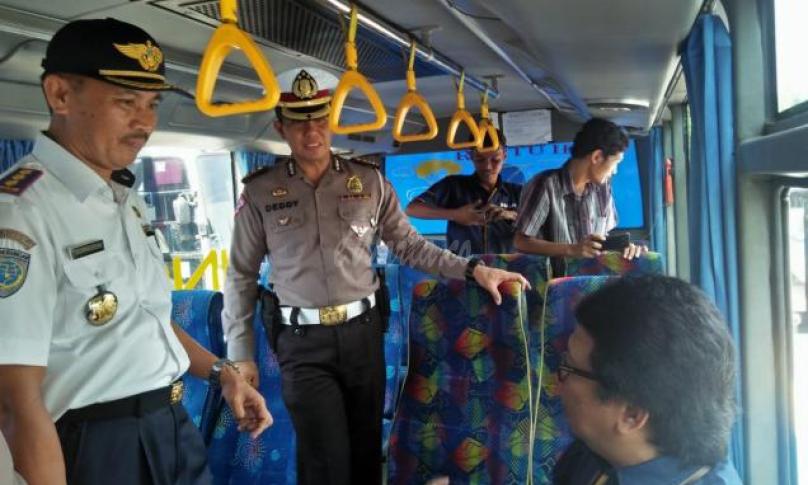 Kepala Dishub Perhubungan Provinsi Bengkulu, Drs Darpinudin saat melakukan Ramp Chek sejumlah PO Bus di Bengkulu