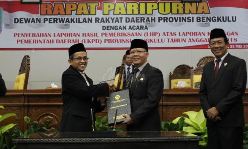 Penyerahan LHP oleh Kepala BPK Perwakilan Provinsi Bengkulu kepada Gubernur Bengkulu