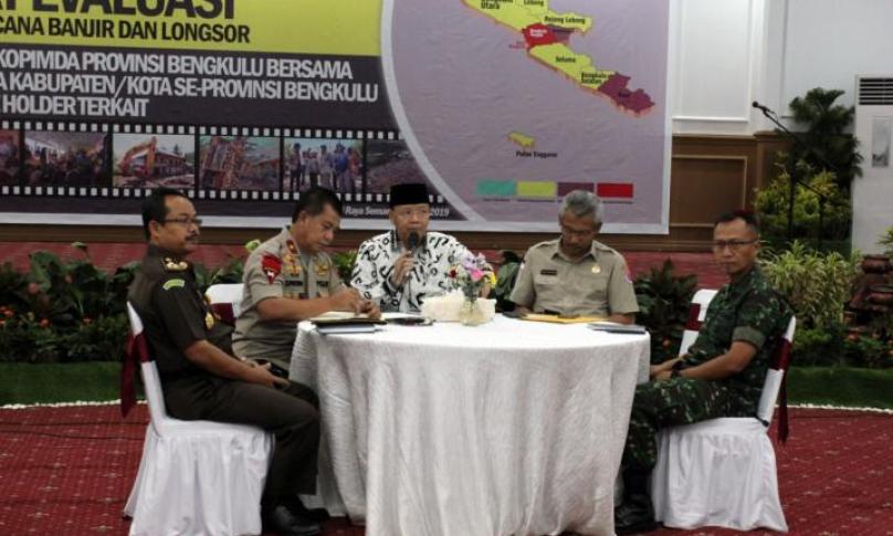 Gubernur Bengkulu (Dr. H. Rohidin Mersyah) pimpin rapat evaluasi pasca bencana banjir di Bebgkulu