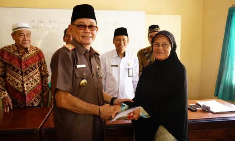 Asisten I Setda Bengkulu Selatan menyerahkan bantuan dan honorarium untuk dhuafa dan guru ngaji 
