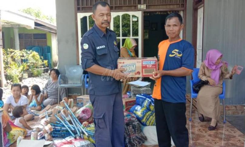 Dinas Sosial serahkan bantuan untuk nelayan pasar bawah