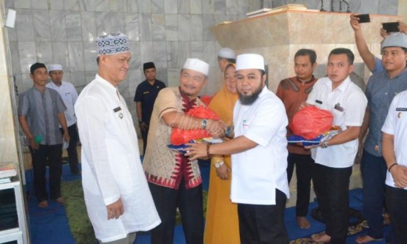Walikota Bengkulu (H. Helmi Hasan, SE) bagikan 4000 paket sembako