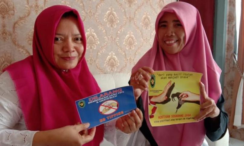 Pencegahan maraknya gratifikasi baik di sekolah maupun di Dinas Pelayanan Publik, Inspektorat Daerah Bengkulu Selatan memasang Stiker