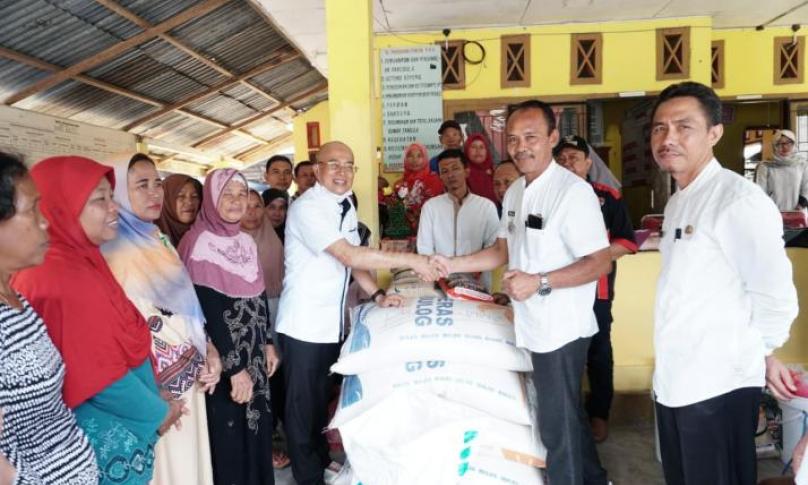 Bupati Bengkulu Selatan, Gusnan Mulyadi menyerahkan bantuan beras untuk korban banjir 27 April lalu