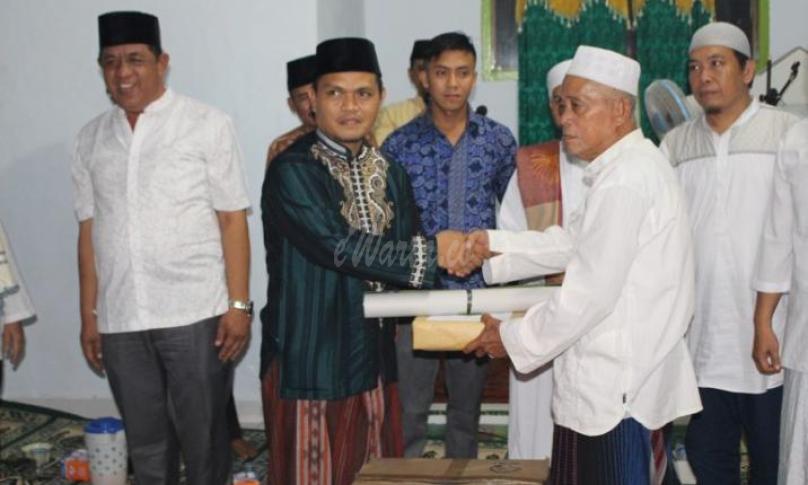 Penyerahan bantuan oleh Asisten 3 Pemkab Benteng kepada pengurus masjid