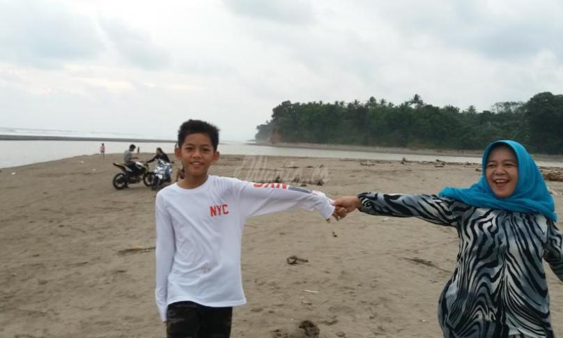 Salah satu pengunjung tampak hepi dan berfoto-foto bersama buah hatinya 