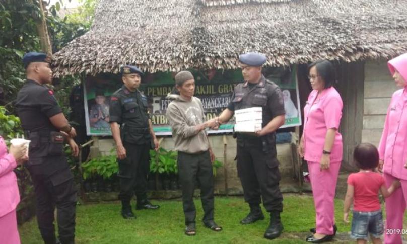 Ramadhan berkah Brimob dan Bhayangkari Baebunta peduli warga kurang mampu