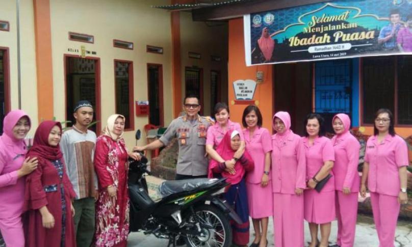 Penyerahan bantuan satu unit sepeda motor diterima oleh Ketua Yayasan Nur Amin (SLB)