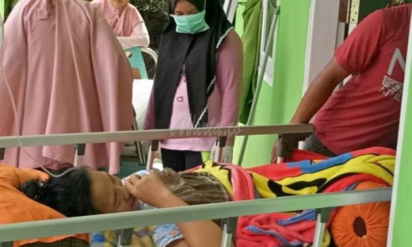 Terlihat pasien sakit sedang dalam penanganan medis