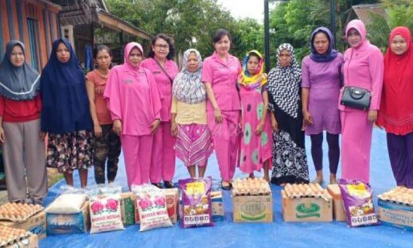 Ibu Bhayangkari Polres Luwu Utara bagikan sembako bagi warga tak mampu di Desa Kariango Kecamatan Baebunta, Luwu Utara, Sulawesi Selatan