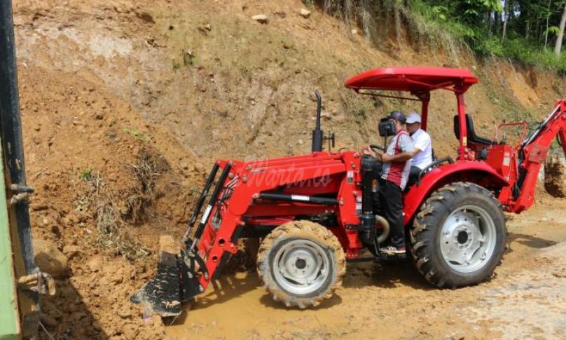 Gusnan Mulyadi memantau langsung pengerukan material longsor di Desa Batu Kuning, Bengkulu Selatan