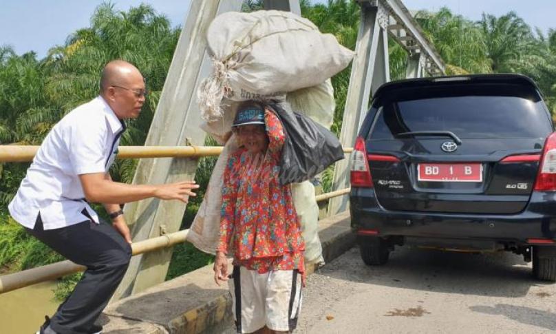 Meskipun belum pernah mendapatkan bantuan pemerintah, Nenek Ratih terharu saat di datangi Bupati Bengkulu Selatan (Gusnan Mulyadi) saat melintas di jalan dusun Selipi Desa Pagar Dewa, Manna Bengkulu Selatan 